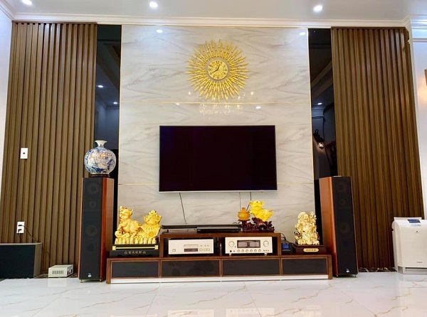 NÊN CHỌN NHỰA ỐP TƯỜNG HAY GẠCH